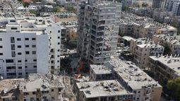 Rescatistas israelíes buscan entre los escombros en el lugar del ataque con misiles iraníes en Bat Yam el 15 de junio de 2025.&nbsp;