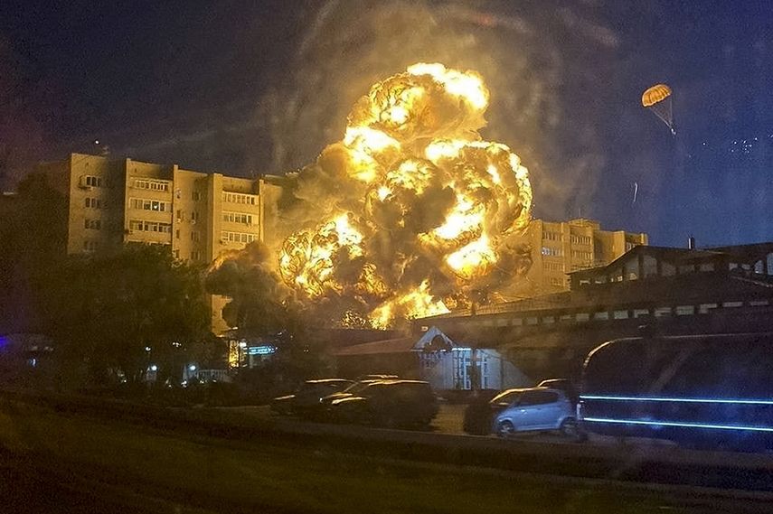 En esta imagen, distribuida por el canal de Telegram Kooperativ, una bola de fuego y humo sale del lugar donde se estrelló un avión de combate, en una zona residencial de Yeysk, Rusia, el 17 de octubre de 2022.&nbsp;