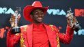 En esta foto de archivo, el rapero estadounidense Lil Nas X posa con el premio Canción del año en la sala de prensa durante los MTV Video Music Awards 2019 en el Prudential Center en Newark, Nueva Jersey el 26 de agosto de 2019. En esta foto de archivo, el rapero estadounidense Lil Nas X posa con el premio Canción del año en la sala de prensa durante los MTV Video Music Awards 2019 en el Prudential Center en Newark, Nueva Jersey el 26 de agosto de 2019.