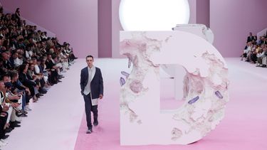 Como Vuitton, Dior apostó también por los colores pastel para la próxima temporada, empezando por el blanco y el rosa.