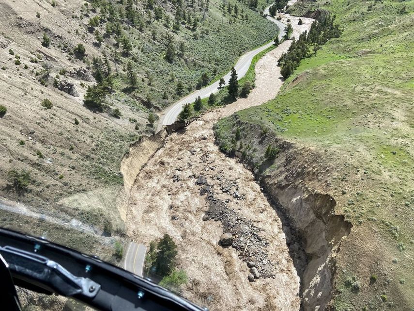 Una vista aérea del Parque Nacional de Yellowstone muestra un camino pavimentado y erosionado por las lluvias.&nbsp;