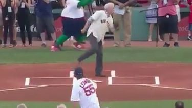 chico falla lanzamiento y golpea a fotografo en las partes nobles