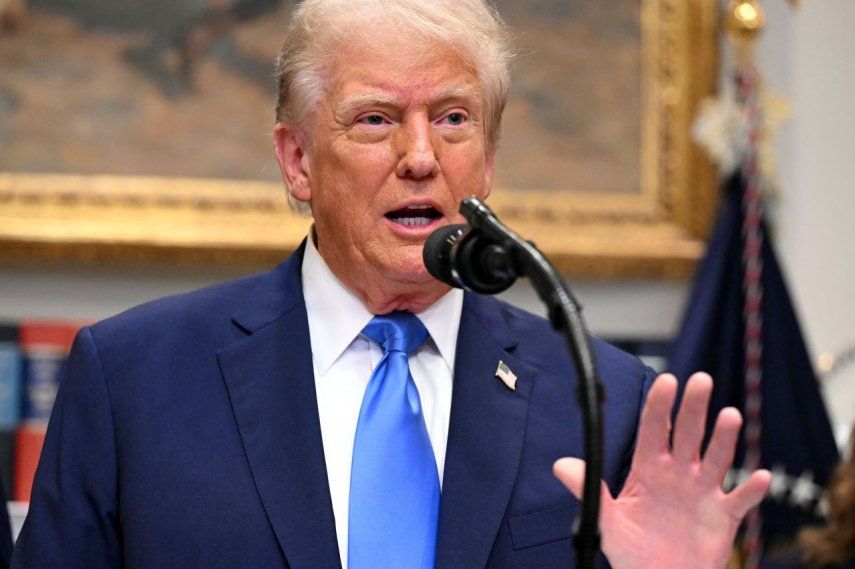 El presidente Donald Trump habla con periodistas en la Sala Roosevelt de la Casa Blanca en Washington, DC el 22 de septiembre de 2025.