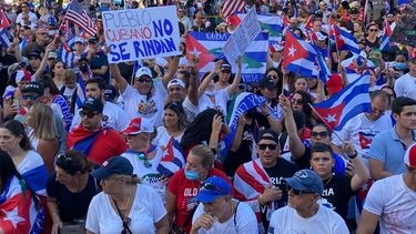 Manifestantes en Miami apoyan a los cubanos en la isla en la lucha contra el régimen dictatorial.&nbsp;