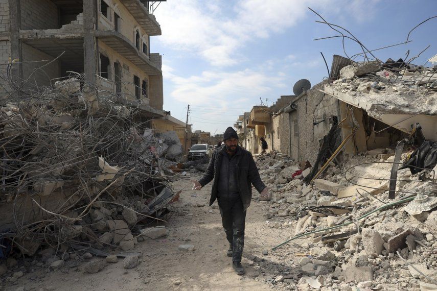 Un hombre camina entre edificios derribados por un devastador sismo, en la localidad de Jinderis, en la provincia de Alepo, Siria, el 14 de febrero de 2023.
