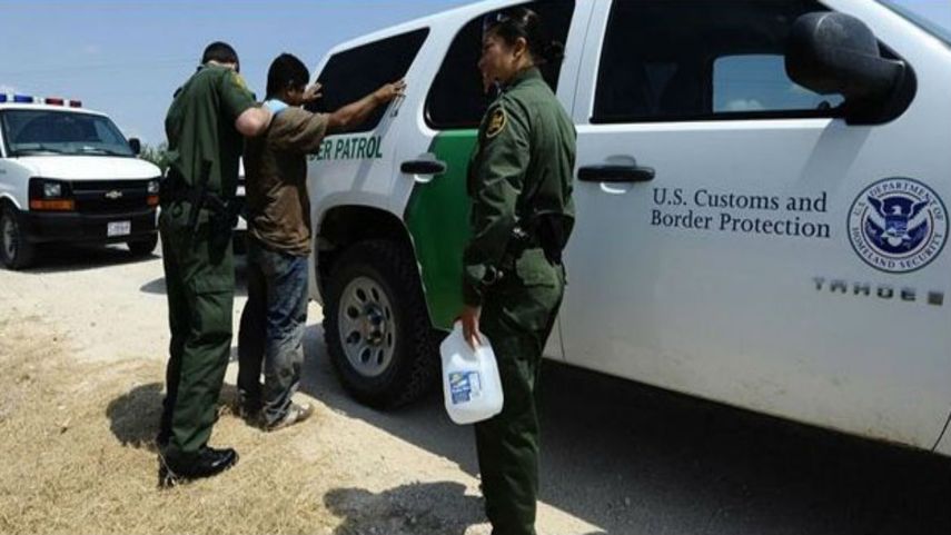Funcionarios de la patrulla fronteriza detienen a un inmigrante en la frontera con México.