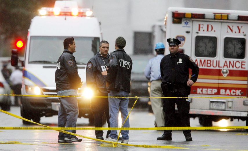 La Policía de Nueva York informó que la mujer y el bebé cayeron ocho pisos, desde el 23 hasta el 15,&nbsp;