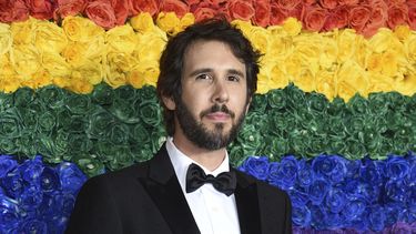 En esta fotograf&iacute;a del 9 de junio de 2019, el actor y m&uacute;sico estadounidense Josh Groban&nbsp;arriba a la entrega de los premios Tony. Groban se ha refugiado en sus canciones en tiempos de pandemia.