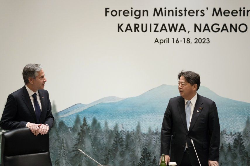 El ministro del Exterior de Japón, Yoshimasa Hayashi, a la derecha, habla con el secretario de Estado de Estados Unidos Antony Blinken al inicio de la primera sesión de trabajo de la reunión de ministros del Exterior del G7, el lunes 17 de abril de 2023, en un hotel de Karuizawa, en la prefectura de Nagano, Japón.&nbsp;