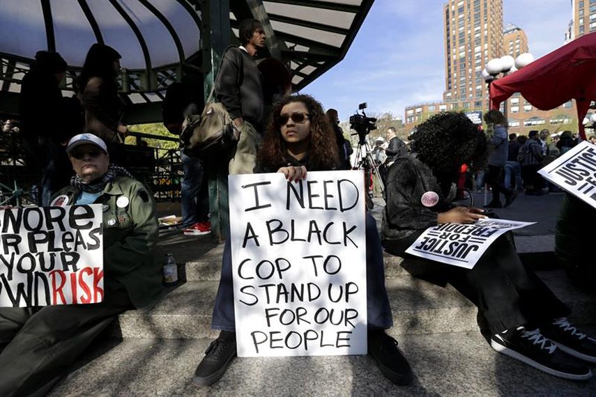 Marcha en Manhattan en apoyo de la ciudad de las protestas de Baltimore contra la brutalidad policial tras la muerte bajo custodia de Freddie Gray, en Nueva York , Nueva York , EEUU, 01 de Mayo de 2015 