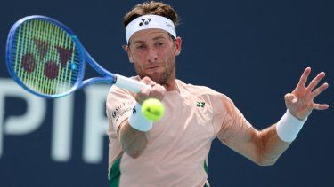 El tenista noruego Casper Ruud devuelve una pelota en un partido ante el argentino Francisco Cerúndolo, el 25 de marzo de 2025.