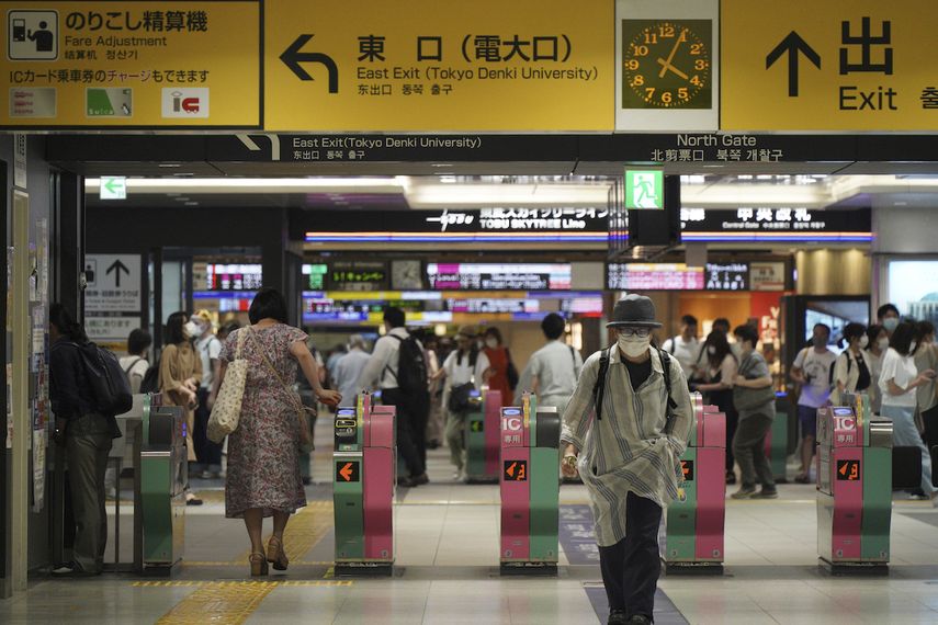 Esta foto del 6 de agosto del 2021 muestra a pasajeros en una estación del metro en Tokio.&nbsp;