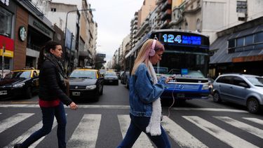 Es muy común ver a los peatones cruzar semáforos en rojo y por ir distraídos tropiezan, se caen y producen accidentes automovilísticos, apuntó el senador Basualdo