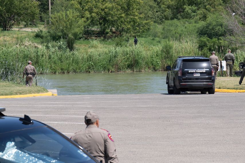 Autoridades se reúnen cerca de la rampa para botes donde se instalan las barreras de boyas, en Eagle Pass, Texas, el 9 de julio de 2023.&nbsp; &nbsp; &nbsp;