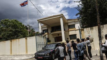 Periodistas esperan a las afueras de la embajada de Corea del Norte en Malasia.&nbsp;