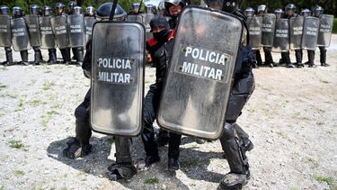 Oficiales de la Policía Militar del Ejército de Guatemala simulan el arresto de un manifestante durante un entrenamiento en la base Mariscal Zabala de la Ciudad de Guatemala el 6 de octubre de 2025. Guatemala está preparada para aumentar su contribución a la Misión de Paz de la ONU en Haití, reemplazando a los 150 efectivos actuales en enero de 2026 si así lo solicita la ONU, en apoyo a los esfuerzos por restablecer la paz en esta nación caribeña asolada por las pandillas.&nbsp;