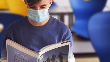 Uso de mascarillas es recomendado para contrarrestar el contagio de COVID.