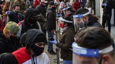 Empleados del gobierno usando mascarillas y caretas para protegerse del nuevo coronavirus ayudan a que la gente procese su retiro de un porcentaje de sus fondos de ahorro para el retiro en Santiago de Chile el jueves 30 de julio de 2020.&nbsp;