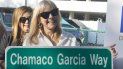Lucy García, viuda de Chamaco García, sostiene la placa que designa una calle de Miami en honor al artista. 