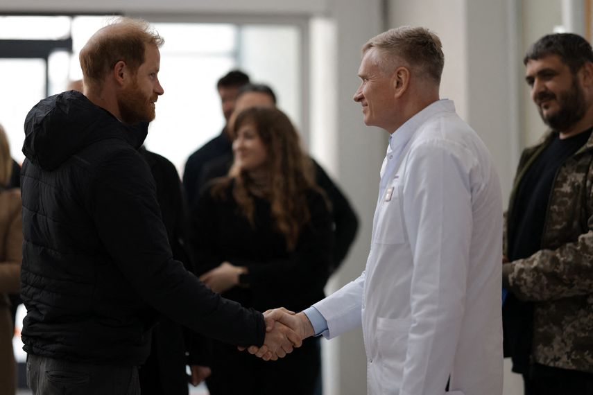 Una foto muestra al príncipe Harry durante una visita al Centro Superhumans en Lviv, Ucrania, el 10 de abril de 2025. Allí recorrió el centro y se reunió con pacientes y profesionales médicos.