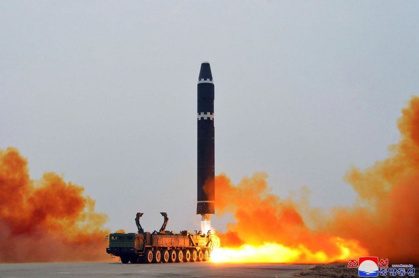 Lanzamiento de prueba de un misil balístico intercontinental Hwasong-15 en el aeropuerto internacional de Pyongyang, el sábado 18 de febrero de 2023.&nbsp;
