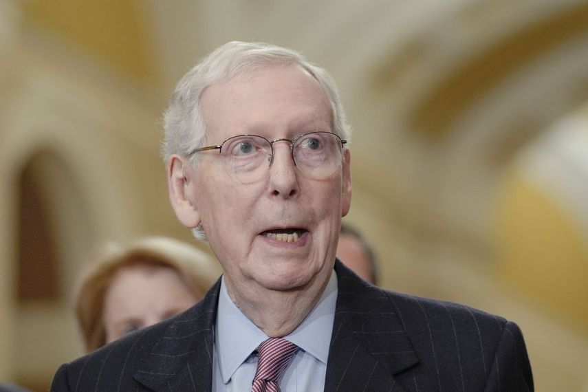 El líder de la minoría del Senado de EEUU, Mitch McConnell, republicano por Kentucky, habla después de un almuerzo político en el Capitolio el martes 27 de febrero de 2024, en Washington.&nbsp;