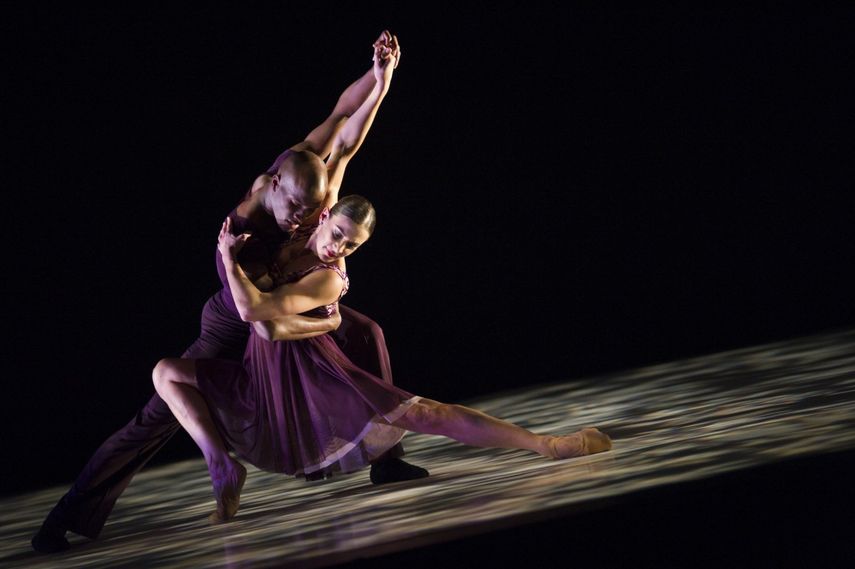 Un par de bailarines ejectuan la coreografía de la pieza Danzón. (PAULA LOBO)