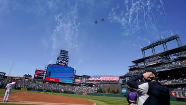 En foto del 1 de abril del 2021, dos aviones F-16 de la Fuerza Aérea sobrevuelan el Coors Field de Denver, antes del duelo inaugural de la temporada, entre los Rockies de Colorado y losDodgers de Los Ángeles.