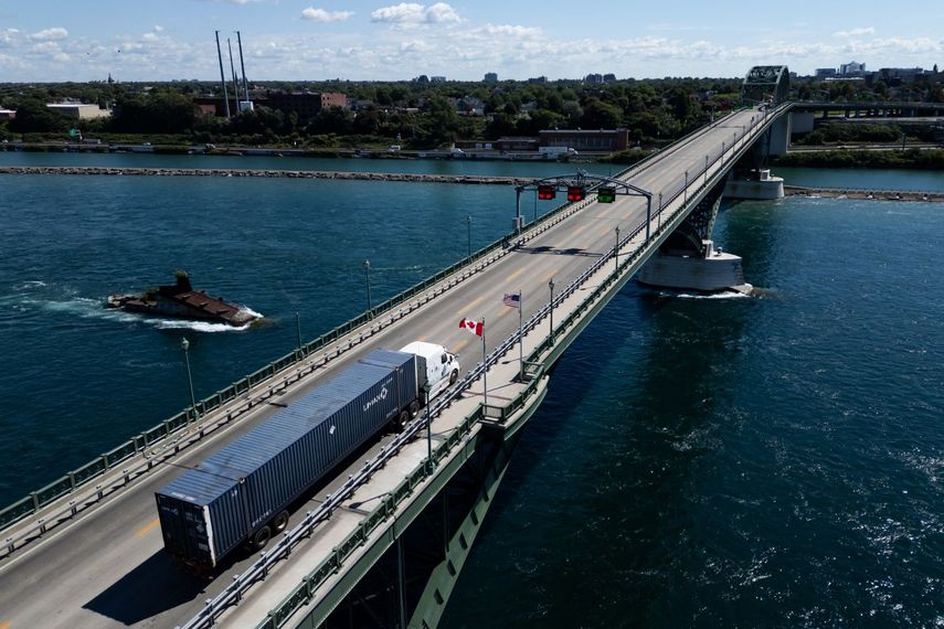 Un camión de carga atraviesa el puente entre EEUU y Canadá en la provincia de Ontario.