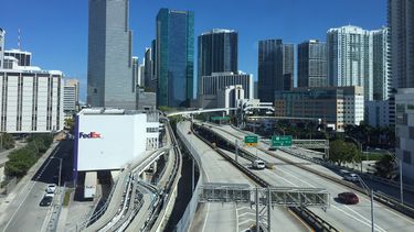 Las autopistas que conducen al centro de Miami sienten el peso e la pandemia de coronavirus.