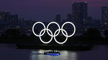 En esta foto del 3 de junio de 2020, los anillos olímpicos flotan sobre el agua al atardecer en Tokio. La capital de Japón fue la predecesora del próximo evento olímpico que será en París-2024