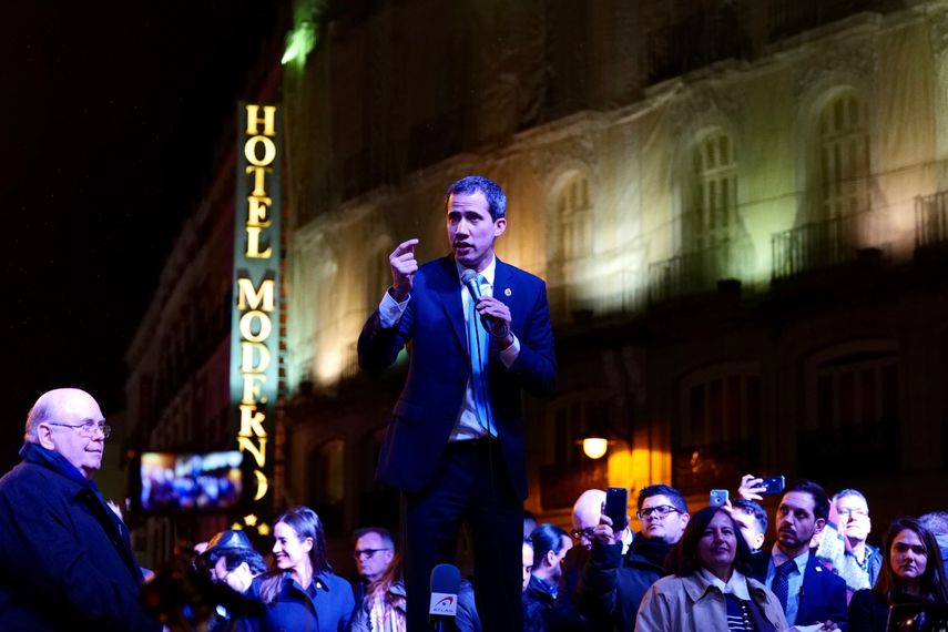 El presidente encargado de Venezuela, Juan Guaid&oacute;, desde la Plaza Puerta del Sol en Madrid.&nbsp;