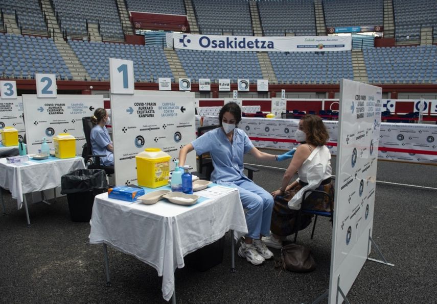 Trabajadores sanitarios vacunan a las personas contra el COVID-19 en la antigua plaza de toros Donostia Arena de San Sebastián el 31 de mayo de 2021.