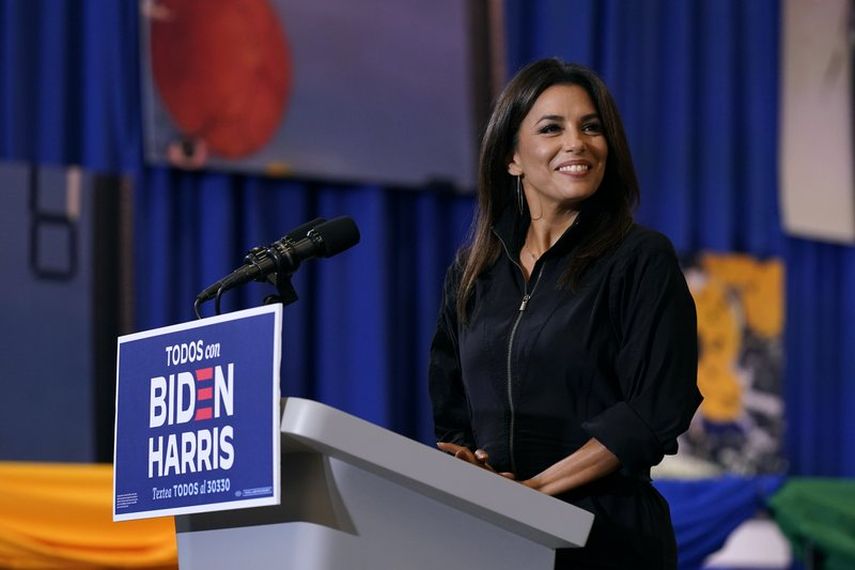 La actriz Eva Longoria habla durante un evento del Mes de la Herencia Hispana con el candidato presidencial demócrata y exvicepresidente Joe Biden, el 15 de septiembre de 2020 en Kissimmee, Florida.