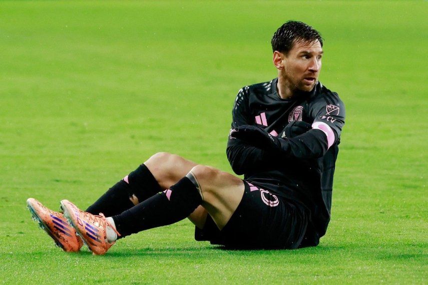 Lionel Messi (#10) del Inter Miami CF observa desde el césped durante el partido de playoffs de la MLS Cup 2025 entre el Nashville SC y el Inter Miami CF en el GEODIS Park el 1 de noviembre de 2025 en Nashville, Tennessee.&nbsp;