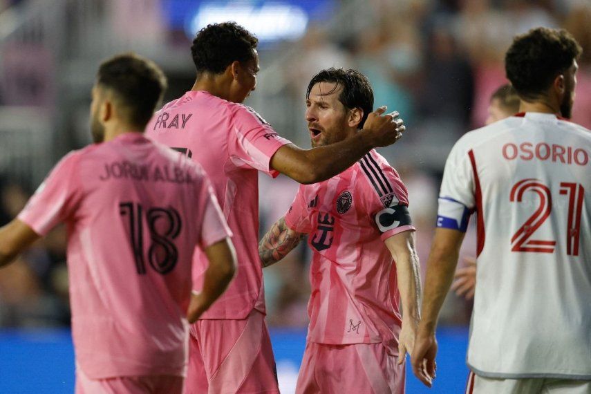 El delantero argentino #10 del Inter Miami CF, Lionel Messi, celebra un gol con el defensa estadounidense #17 del Inter Miami CF, Ian Fray, durante el partido de la Major League Soccer (MLS) entre el Inter Miami CF y el Toronto FC en el Chase Stadium en Fort Lauderdale, Florida, el 6 de abril de 2025.
