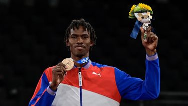 El cubano Rafael Yunier Alba Castillo, medallista de bronce, posa en el podio después de los combates por la medalla de + 80 kg de taekwondo masculino durante los Juegos Olímpicos de Tokio 2020 &nbsp;