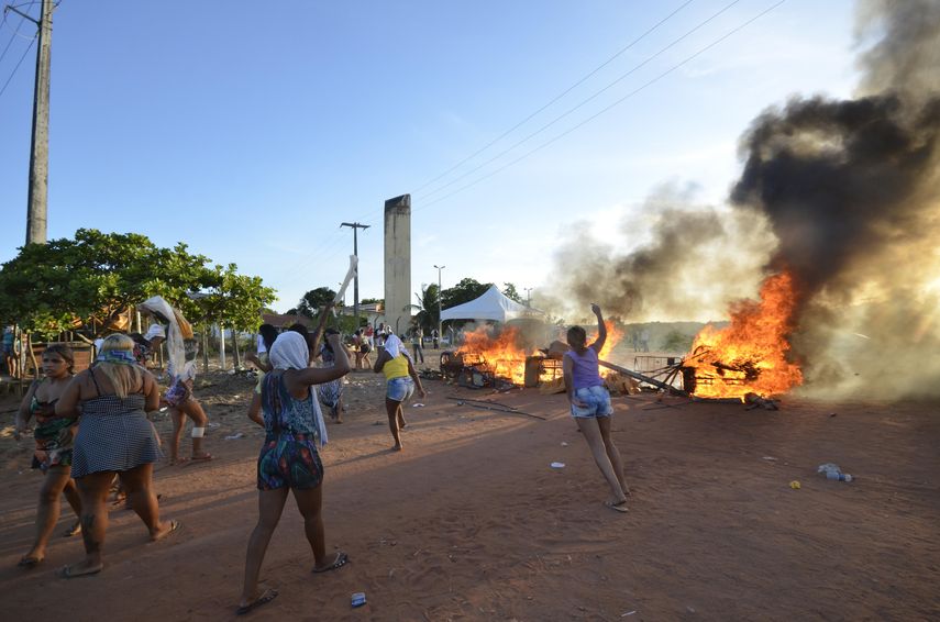 Un grupo de familiares de los reclusos de esa cárcel protestaron en los alrededores de la misma contra la transferencia de sus seres queridos y prendieron fuego a algunos objetos