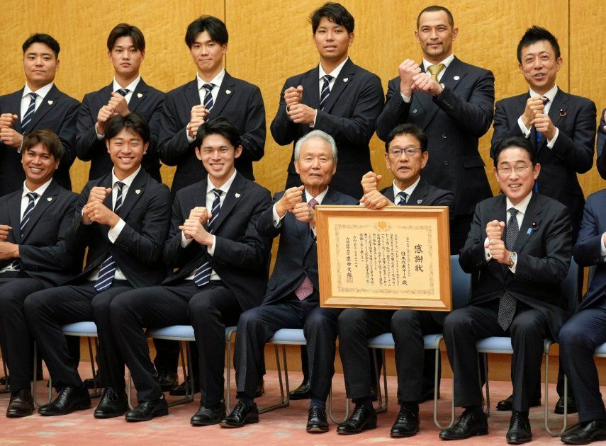 El mánager de la selección de béisbol de Japón, Hideki Kuriyama (segundo a la derecha), y el primer ministro japonés, Fumio Kishida, a su lado en la primera fila, posan en la residencia oficial de Kishida, el jueves 23 de marzo de 2023.