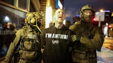 Agentes federales arrestan a unos de los instigadores profesionales de la violencia contra ICE.