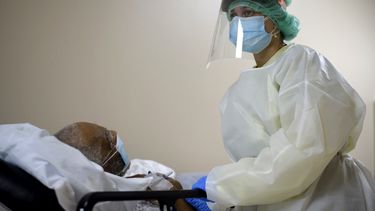 Un paciente es atendido por coronavirus en un hospital.