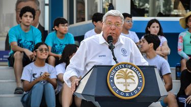 El comsionado Manolo Reyes anuncia la reapertura del Parque Shenandoah, en Miami.