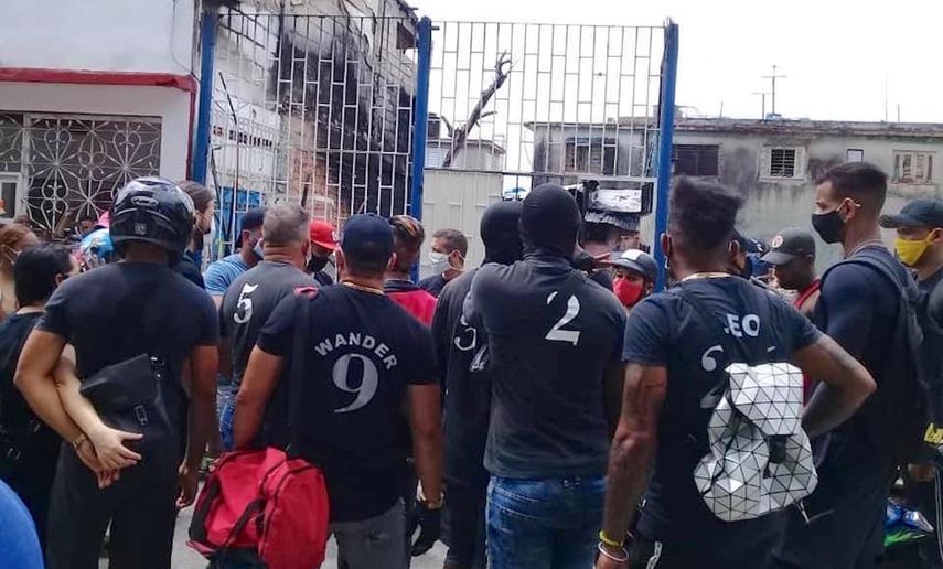 Miembros del Club Moto El&eacute;ctrica Cuba en el lugar donde ocurri&oacute; el incendio.