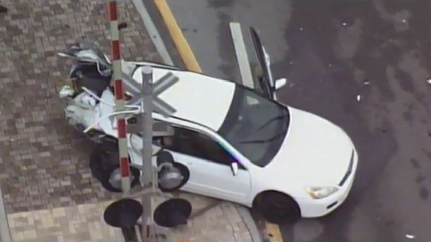 Vista del auto impactado por el tren Brightline en el condado de Broward.