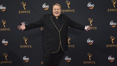 Louie Anderson llega a la ceremonia de los premios Emmy el 18 de septiembre de 2016 en Los Angeles. El veterano comediante murió el viernes 21 de enero de 2022. Tenía 68 años.