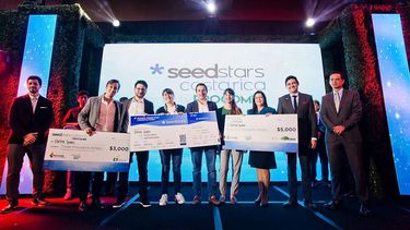 Participantes de la cumbre Seedstars muestran sus premios.&nbsp;