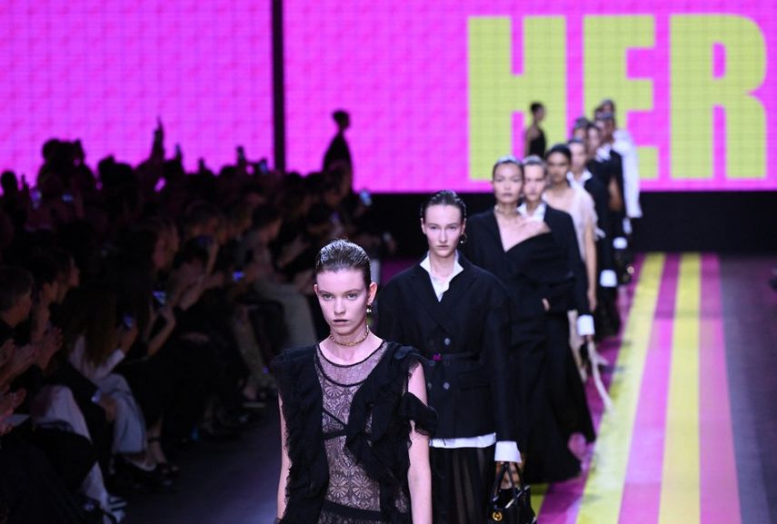 Modelos presentan creaciones para Christian Dior durante un desfile como parte de la Semana de la Moda de París para la colección femenina Primavera/Verano 2024 en París el 26 de septiembre de 2023.