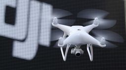 Un Phantom 4, desarrollado por el importante fabricante chino de drones de consumo DJI, durante un vuelo.