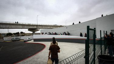 Migrantes centroamericano cruzan la frontera hacia Estados Unidos el martes 1 de mayo de 2018, en la ciudad de El Chaparral, en la ciudad fronteriza de Tijuana, México.&nbsp;