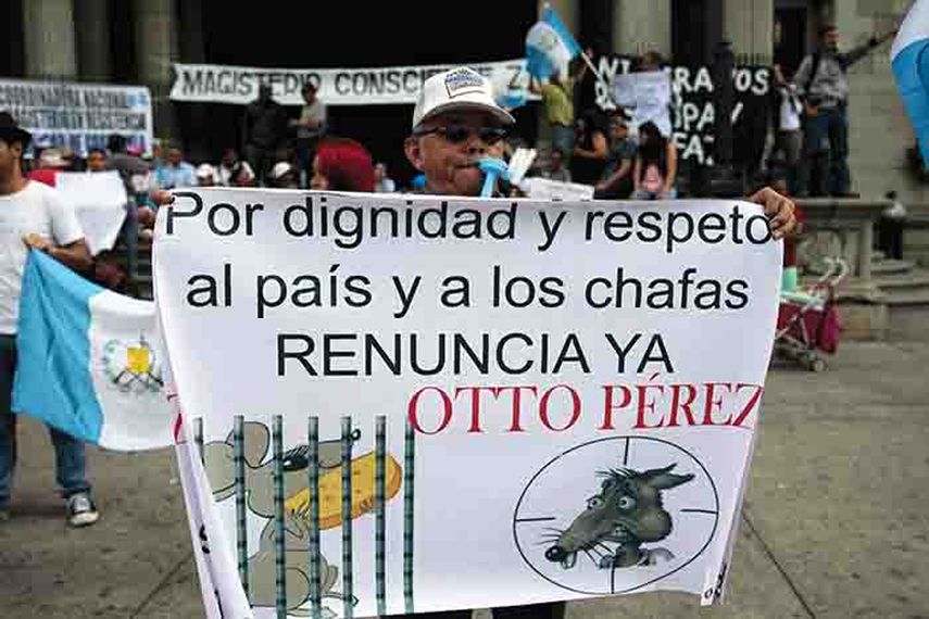 Un guatemalteco pide la renuncia del presidente de Guatemala Otto Pérez Molina frente al Palacio Nacional. (EFE)